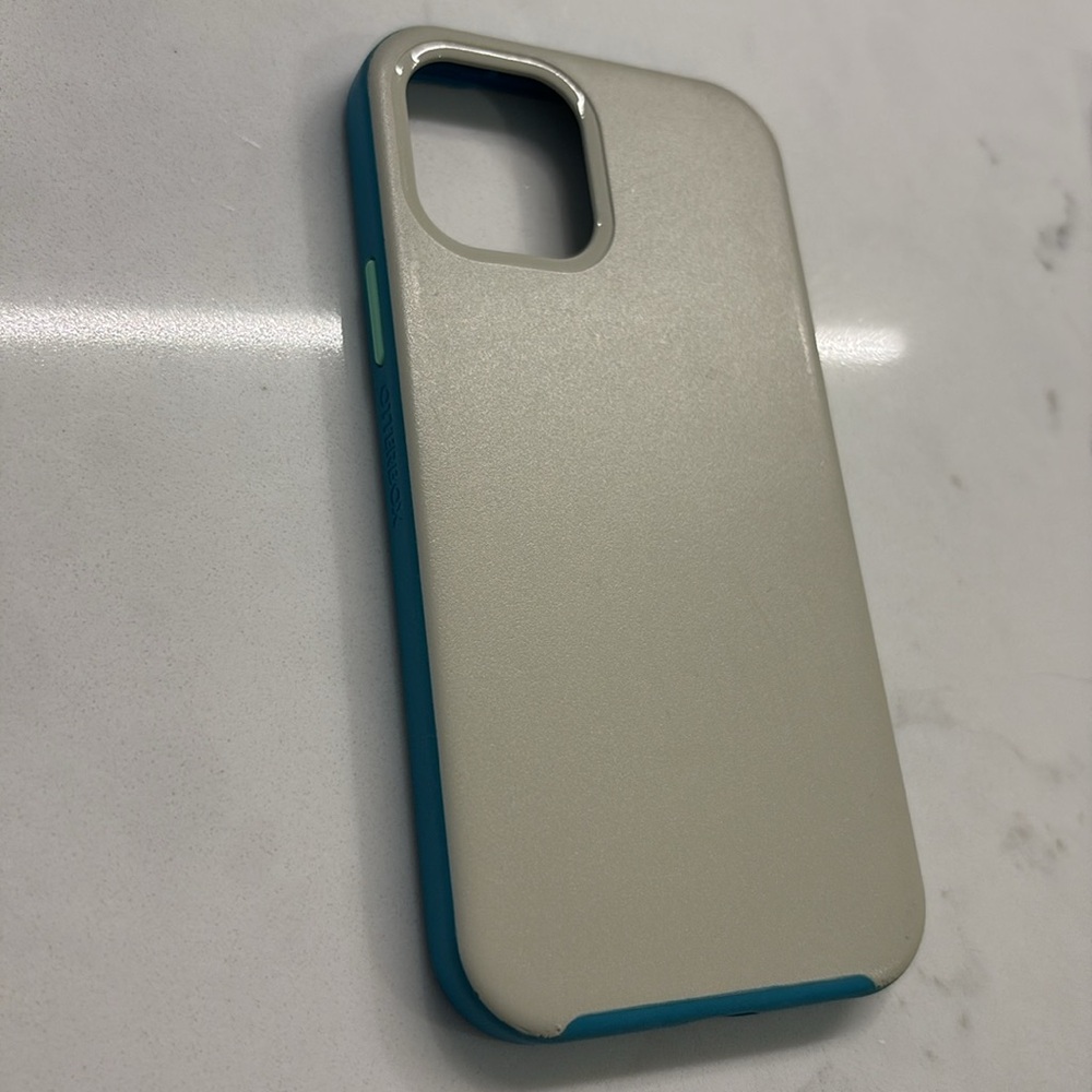 OtterBox Slim Case with MagSafe for Apple iPhone 12/12 Pro - Picture 3 of 4